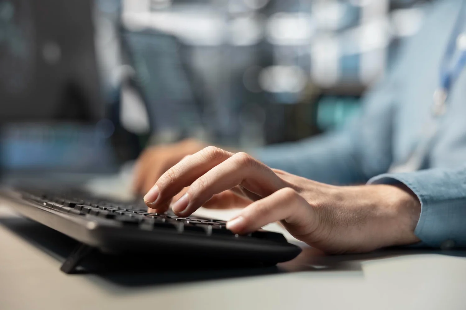 Pessoa digitando em um teclado, entrando em contato com a Sunsol
